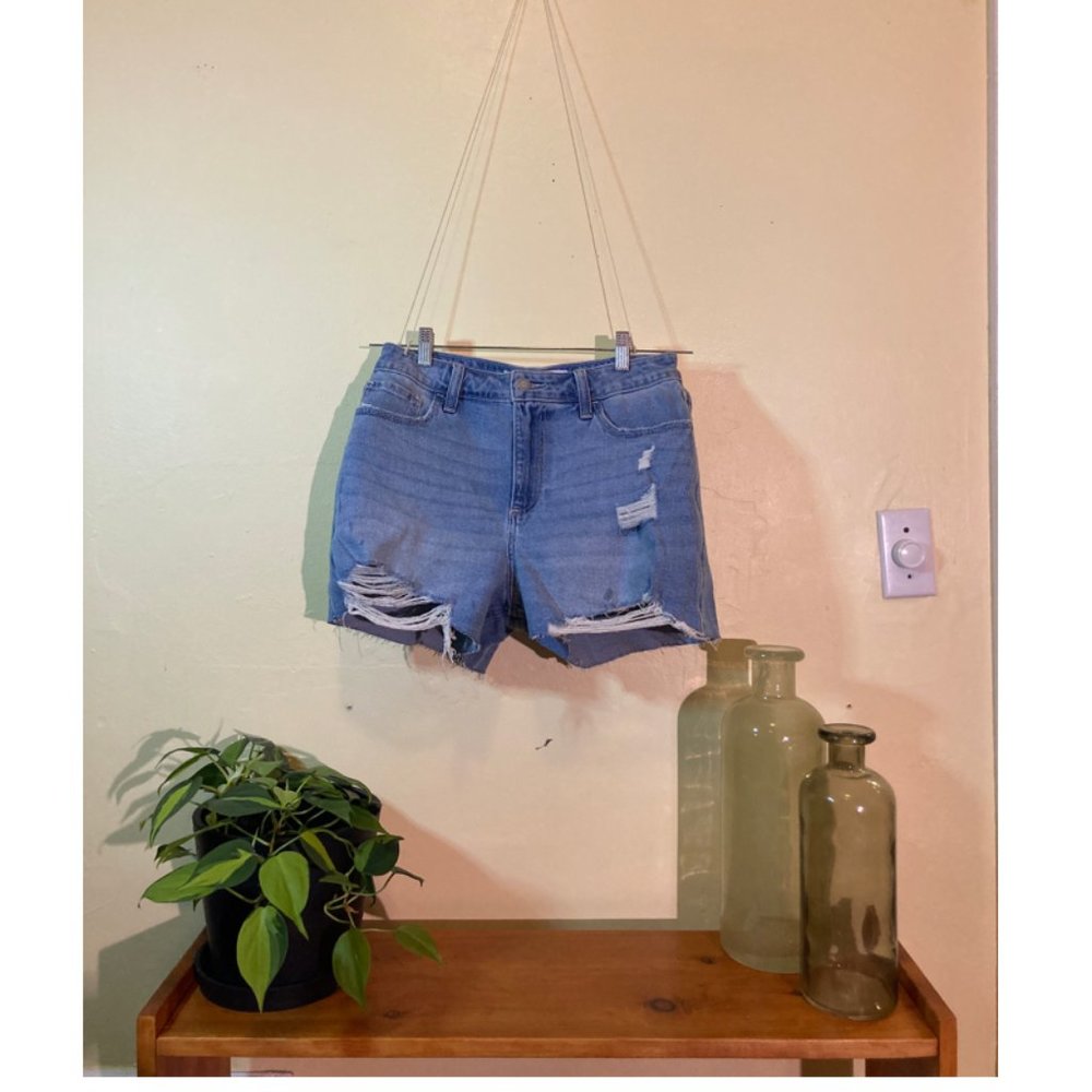 Hollister Distressed NWT Mom Jean High Rise Shorts Size 9 W 9 New With Tags
